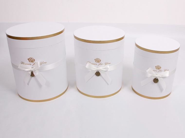 Набор коробок круглых с бантиком  F2  1/3 Размер:21X25.5 cm, 19.5X23.5 cm, 17X20.5 cm Цвет: белый