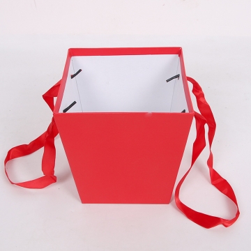 Коробка с ручками  H1. Размер:17*17*18cm  Цвет: красный в компании Декорпак